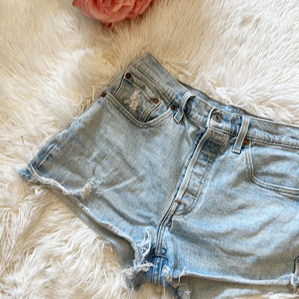 LEVI’s 501 Red Tab Raw Hem Ripped Denim shorts women size 28